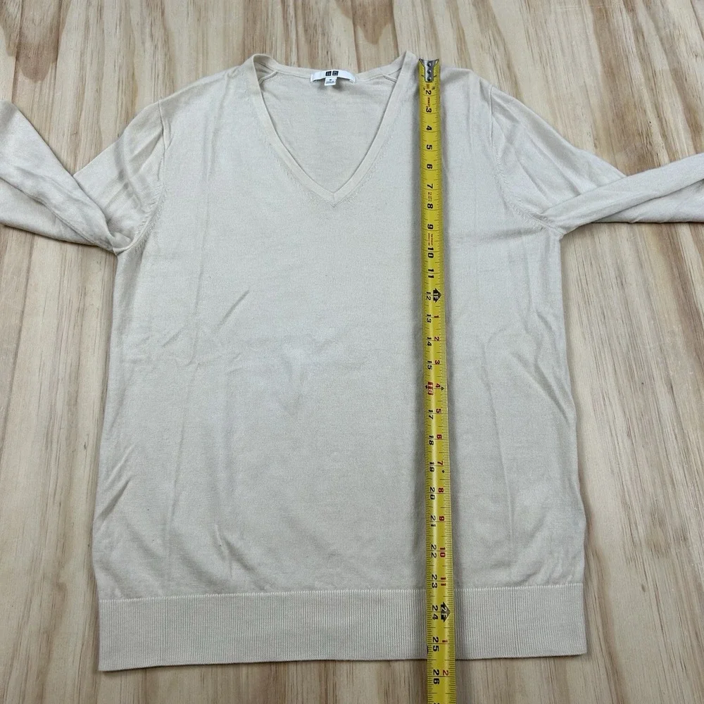 Uniqlo Women's Medium Beige Tan Lightweight V-Neck Wool Sweater Minimalist